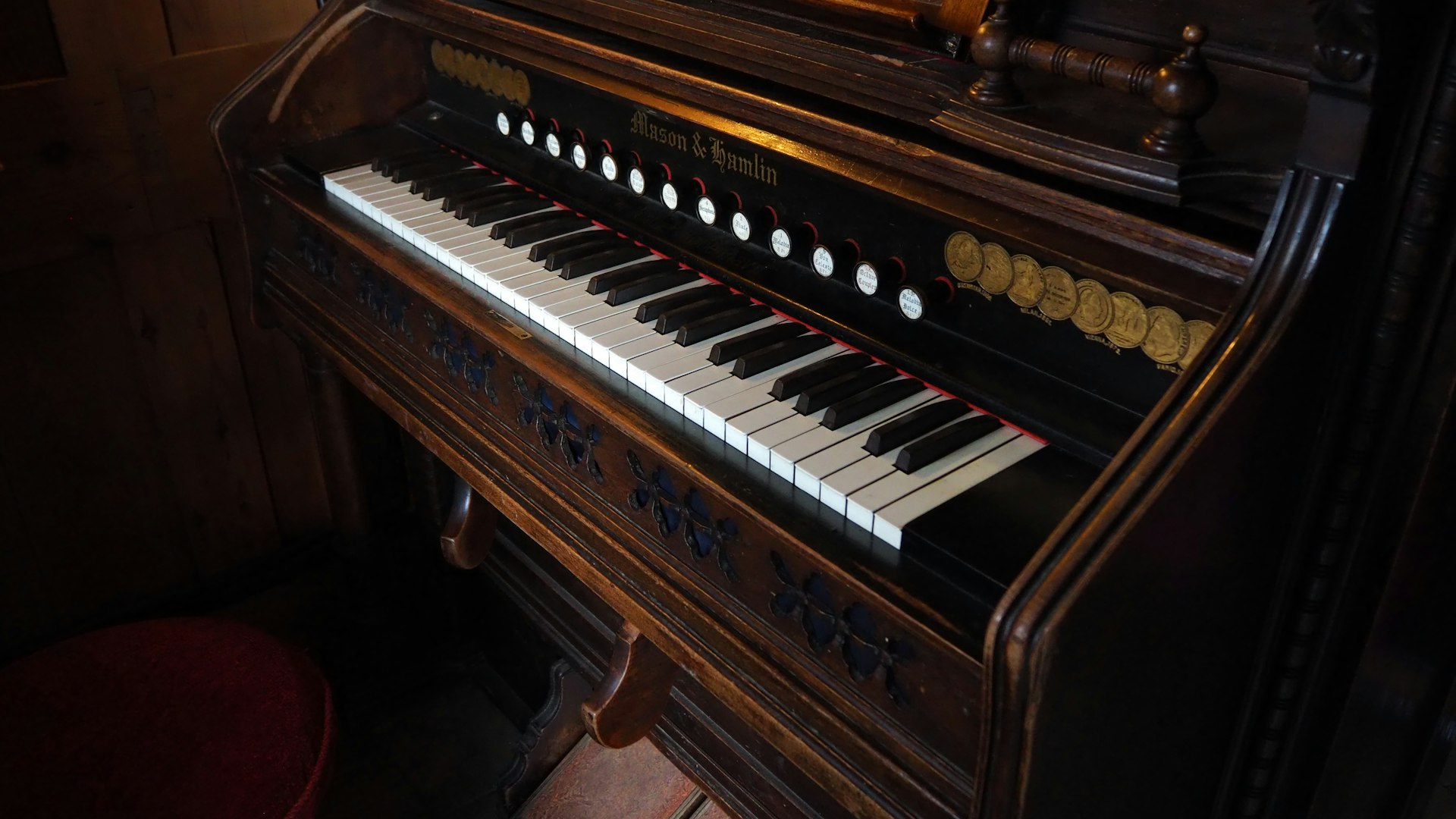 a close up of a piano with many knobs